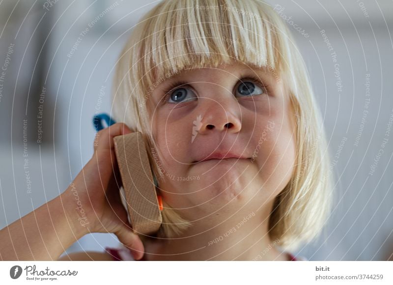 Das Fräulein vom Amt. Kind Kindheit Kindererziehung Kindergarten Kinderspiel kindlich Kleinkind klein Mädchen Mädchenportrait Mädchengesicht Porträt Spielen