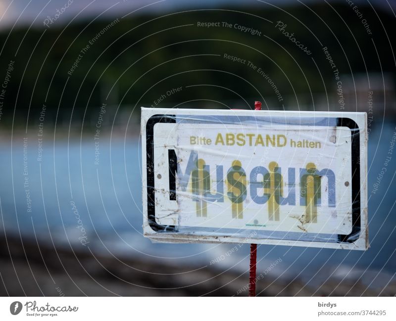 Hygienevorschrift  bei Museumsbesuch wegen Covid 19 Pandemie, Corona . Schild, Museum "Bitte Abstand halten" covid 19 coronavirus social distancing