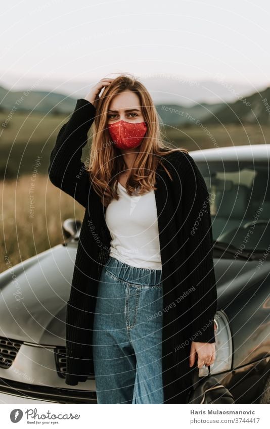 Junge Frau mit Maske bei Solo-Abenteuern in der Natur attraktiv Auto schön PKW Kaukasier Laufwerk Fahrer Gesichtsmaske modisch Fröhlichkeit Glück Reise