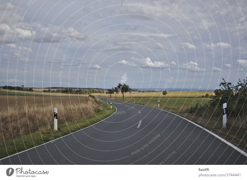 Und weit ist das Land Landschaft Wolken Radtour Außenaufnahme Sommer Himmel Ferien & Urlaub & Reisen Freiheit Straße Wege & Pfade Ziel Horizont Menschenleer