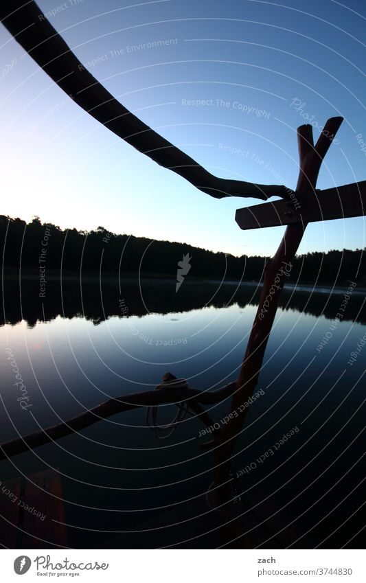 Auf See Floß Floß auf dem See Wasser Dämmerung Sommer Sonnenuntergang Reflexion & Spiegelung Bootsfahrt Wolken blau Seeufer Himmel Natur Landschaft Licht ruhig