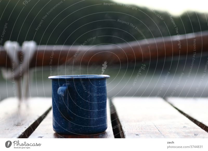 Wer morgens lächelt... Floß Floß auf dem See Wasser Sommer Bootsfahrt Seeufer Himmel Natur Landschaft Licht ruhig Erholung Kaffee Kaffeetrinken Kaffeetasse