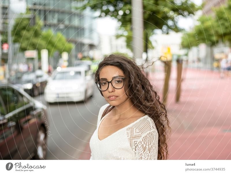 junge Frau in der Stadt fröhlich Verkehr lachen porträt Schönheit Strasse entspannt glücklich city Glück single lächeln optimistisch Zuversicht Vergnügen