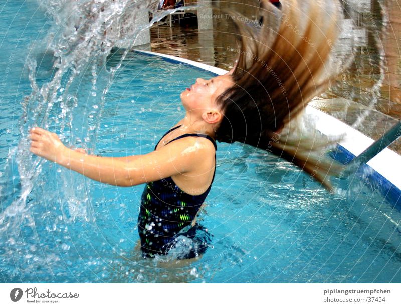 Damit das Wasser fliegen lernt! Schwimmbad Mädchen Badeanzug nass Frau haare in die luft werfen spritzen schwimmen. spass kleine schwester