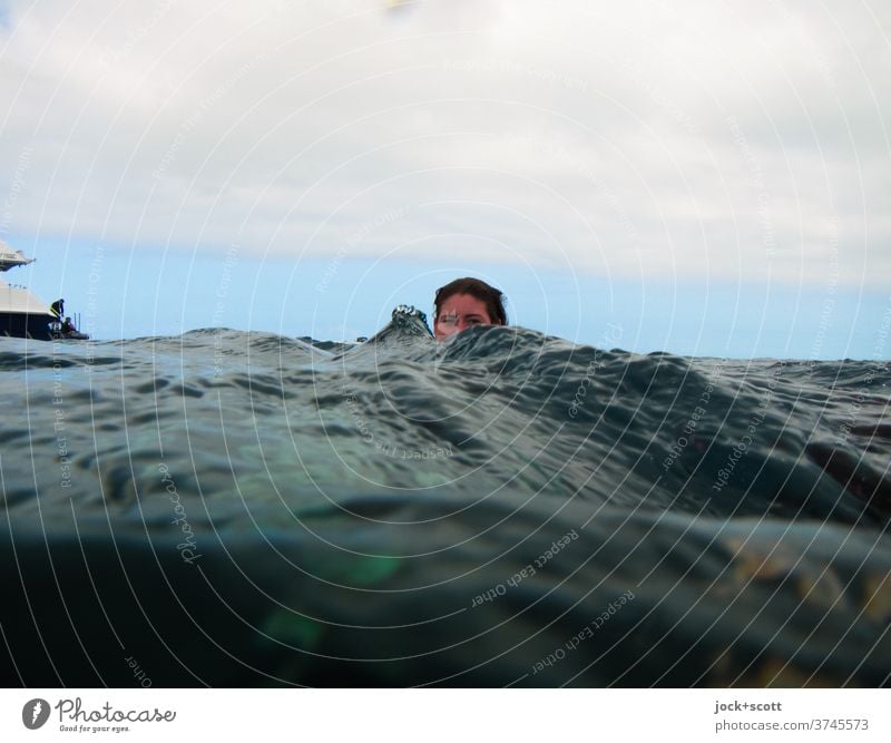 aus dem Meer auftauchen Kopf Pazifik Ferien & Urlaub & Reisen Junge Frau Wellen Meerwasser Wasseroberfläche Schwimmen & Baden Vorderansicht Porträt Wellenform