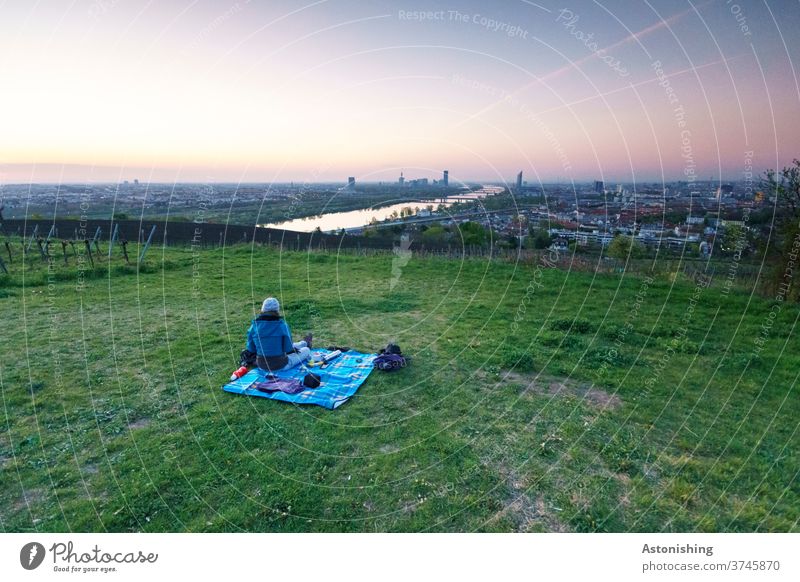 Picknick am Morgen mit Blick auf Wien Aussicht Dämmerung Morgendämmerung Frau Decke Essen Frühstück Natur Landschaft Sonnenaufgang Farbfoto Außenaufnahme blau