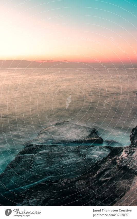 Ein rosaroter Sonnenaufgang im Frühling mit Blick auf den Ozean bei Bronte in Sydney, Australien. bronte Bäder Meer Pool pools nsw newsouthwales Ostküste Strand