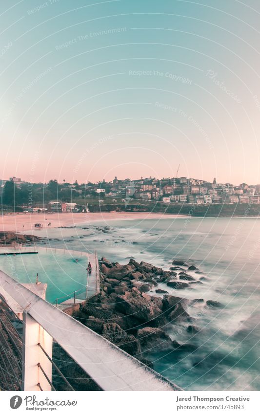 Ein rosaroter Sonnenaufgang im Frühling mit Blick auf die Bronte Baths in Sydney, Australien. bronte Bäder Meer Pool pools nsw newsouthwales Ostküste Strand