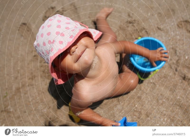 Kind am Strand, das im Sand spielt und in die Kamera schaut Kinderspiel Oberkörper Porträt abstrakt Experiment Nahaufnahme Außenaufnahme mehrfarbig fließen