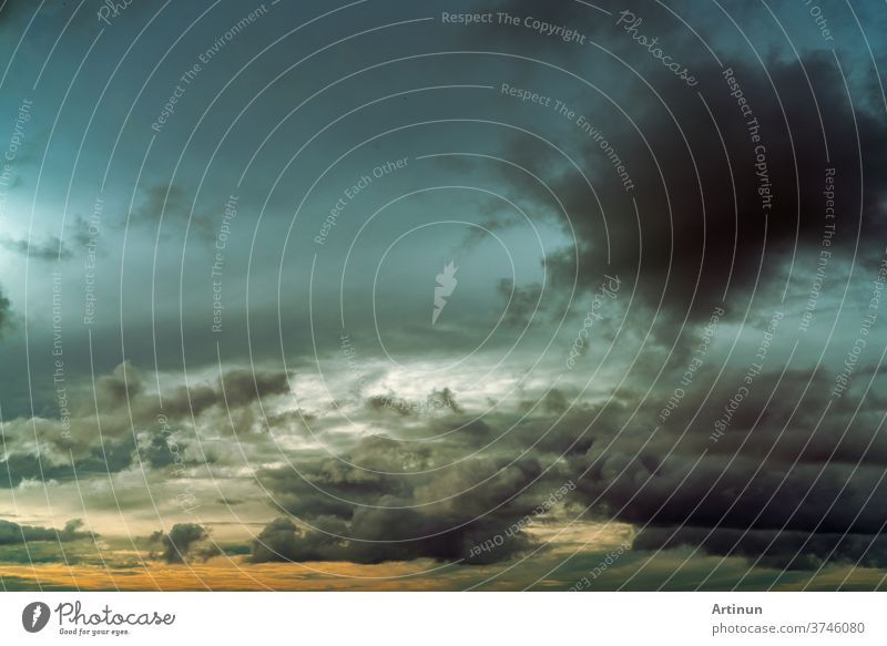 Sonnenuntergangshimmel und graue und goldene Wolken. Grauer Himmel und flauschige Wolken. Donner und Gewitterhimmel. Trauriger und launischer Himmel. Toter abstrakter Hintergrund. Wolkenlandschaft. Friedlicher und ruhiger Hintergrund. Schönheit in der Natur.