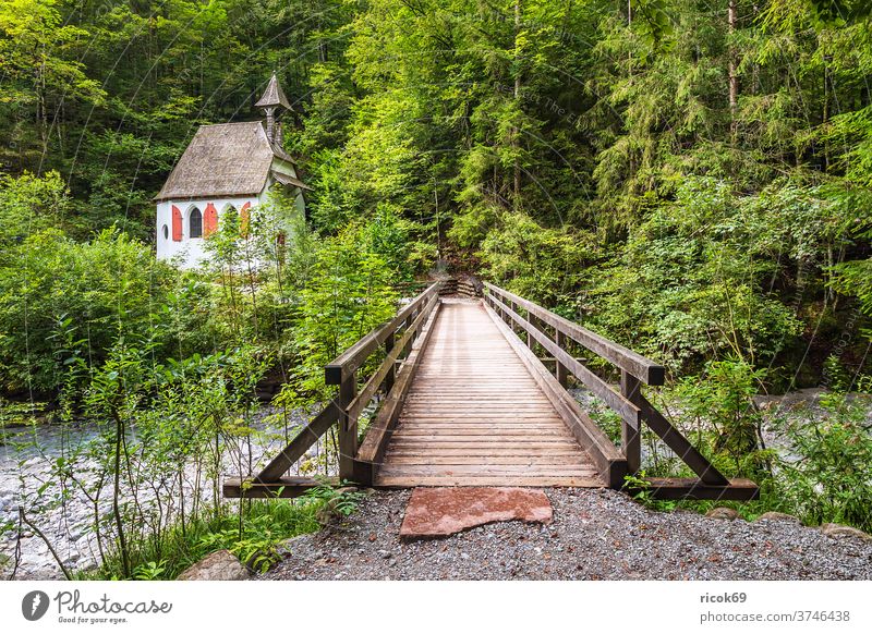 Blick auf die St Johann und Paul Kapelle im Berchtesgadener Land Eisbach Brücke Eisgraben Alpen Gebirge Bayern Tal Architektur Sehenswürdigkeit Bauwerk Felsen