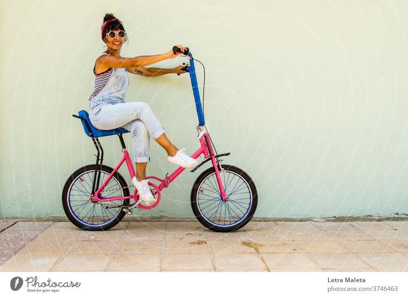 Junge städtische Mädchen in einem Fahrrad im Sommer Zeit Junge Frau citygirl Urban Girl Stadtszene Straßenszene buntes Fahrrad Fahrrad Mädchen Biker