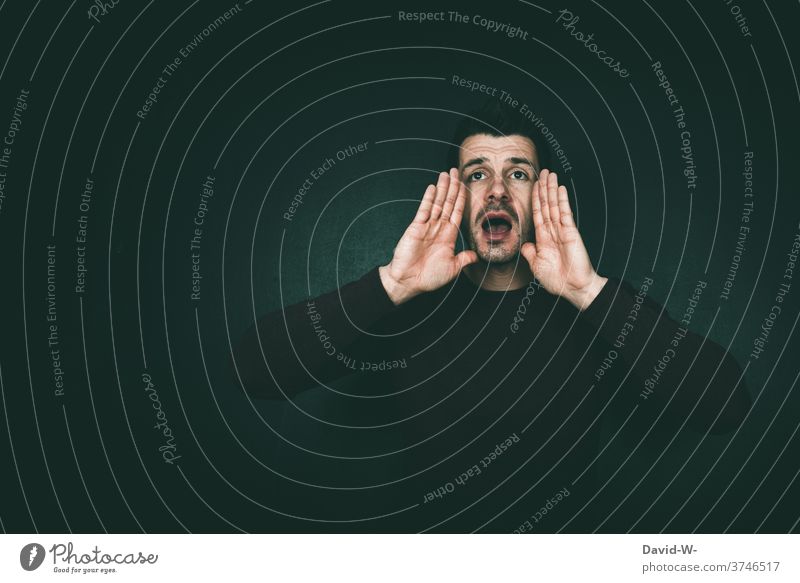 Mann ruft mit geöffnetem Mund um Hilfe rufen Hilferuf Hände Hallo schreien Ruf laut Hilfesuchend