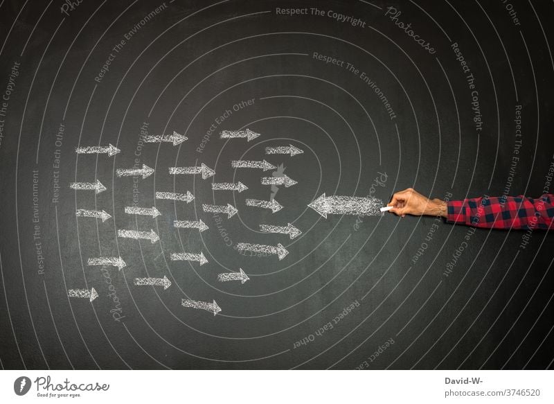 Vorgesetzt - Gegen den Strom schwimmen Pfeile gegensätzlich entgegengesetzt anders Richtungswechsel einstellungssache Willenskraft Erfolg Führungskraft