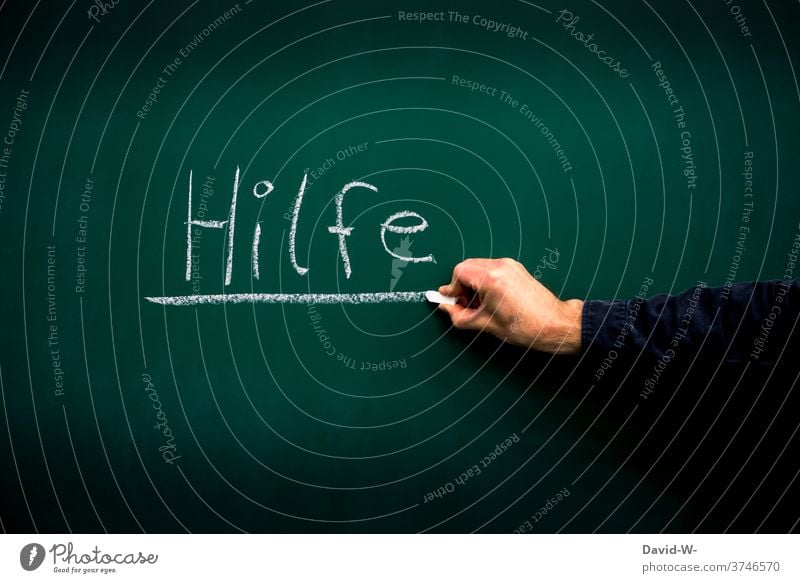 Hand unterstreicht das Wort Hilfe Tafel Kreide unterstreichen Hilfesuchend hilfebedürftig hinweis