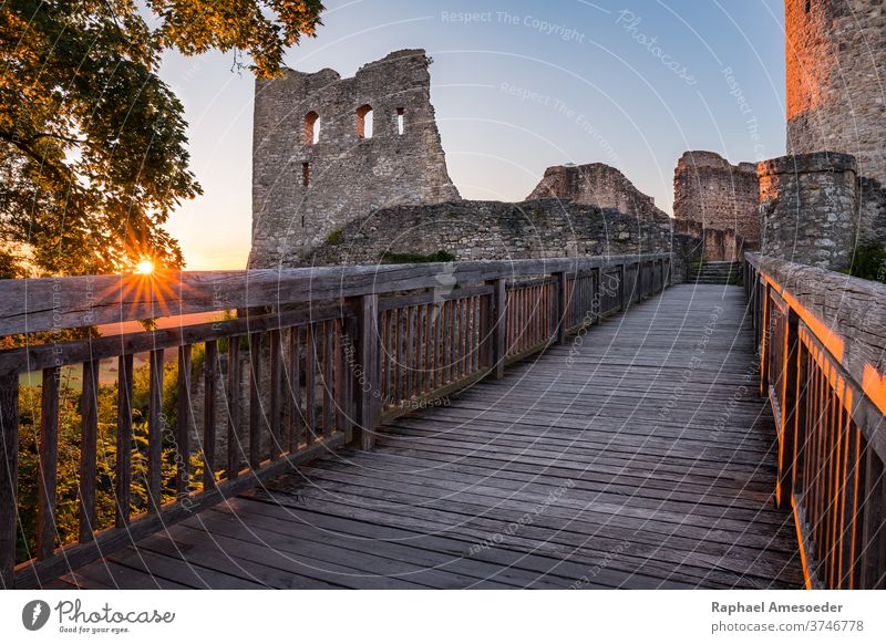 Sonnenuntergang auf der Burgruine Wolfstein am Neumarkt, Sommerabend wolfstein Brücke Burg oder Schloss Ruine Stein Felsen Himmel Fort antik Architektur schön