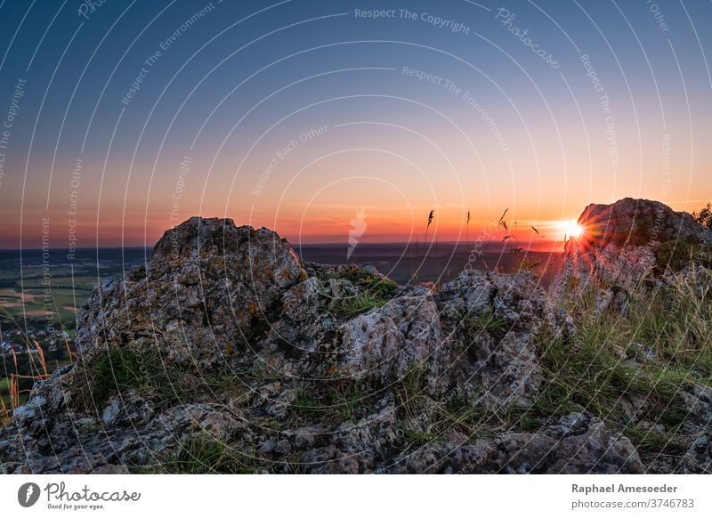 Sonnenuntergang auf dem Berg Walberla in der Fränkischen Schweiz Fränkische Schweiz Landschaft Klippe farbenfroh Himmel Berge u. Gebirge walberla Abenddämmerung