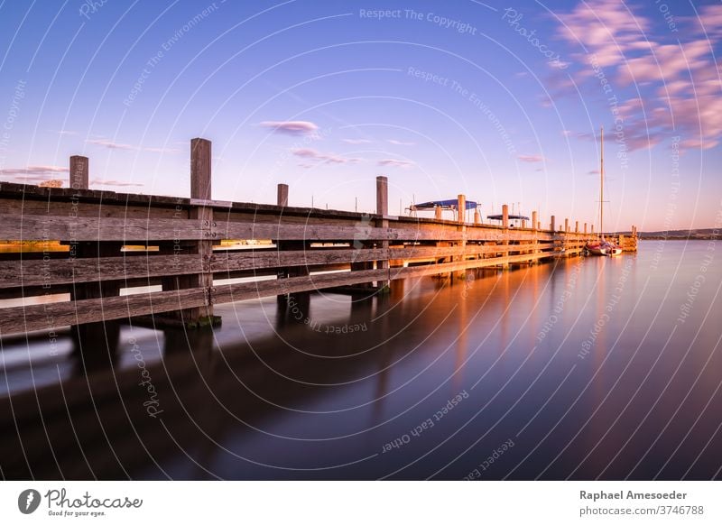 Anlegestelle am Altmühlsee bei Sonnenuntergang am Sommerabend Wasser Segeln Boot See altmühlsee Langzeitbelichtung Brücke Landungsbrücke abutment Architektur