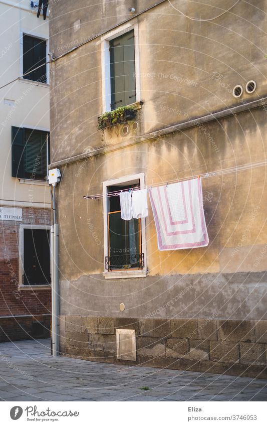 Frisch gewaschene Wäsche hängt an einer Wäscheleine in einer ruhigen Gasse in Italien draußen Altstadt Fassade Häusliches Leben hängen trocknen Haus Waschtag