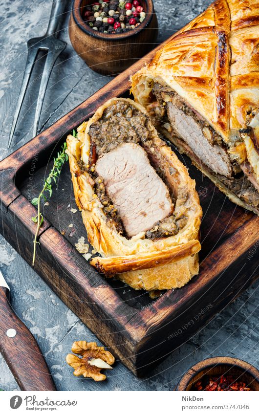 Hausgemachtes Rindfleisch Wellington Fleisch Mahlzeit Kalbfleisch Beef Wellington gebacken Gebäck Hackbraten Brotlaib englisches Essen Filet Feiertag Kruste