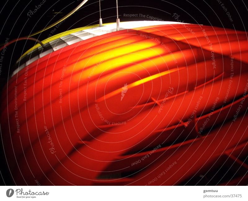 Wie die Motten das Licht... Lampe Design rot UFO Häusliches Leben Makroaufnahme