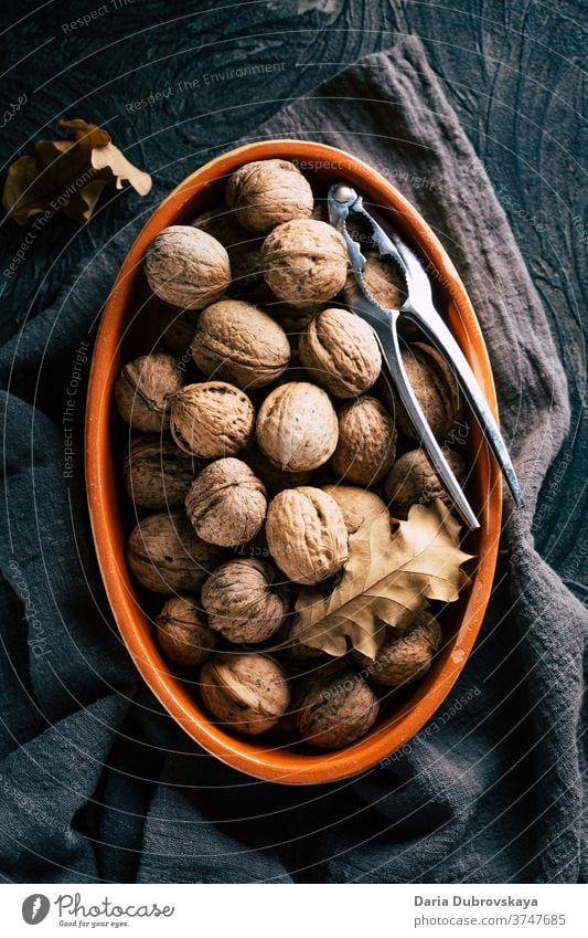 Walnüsse in der Schale. Herbst-Konzept frisch geschmackvoll Gesundheit Hintergrund Ernährung Walnussholz Lebensmittel braun Veganer roh Natur Bestandteil