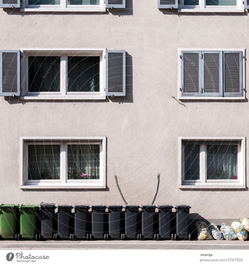 Mülltonnen vor Mehrfamilienhaus Fassade Fenster Müllsack Müllbehälter Müllentsorgung Müllabfuhr Ordnung Müllverwertung Umweltschutz Recycling