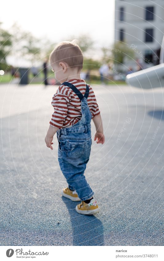 Kleinkind läuft Kind Junge Farbfoto Außenaufnahme Mensch 1-3 Jahre Kindheit