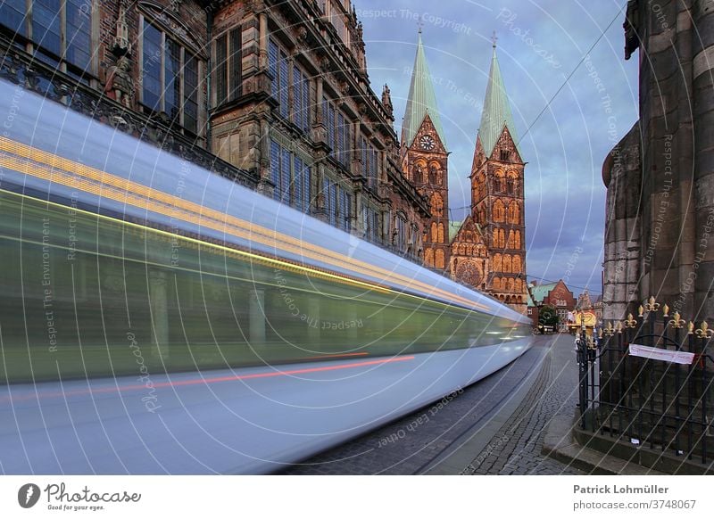 Straßenbahn in Bremen bremen straßenbahn rathaus kirche kirchtürme stadt strasse licht architektur bauwerk städtisch europa alt abenddämmerung st. petri dom