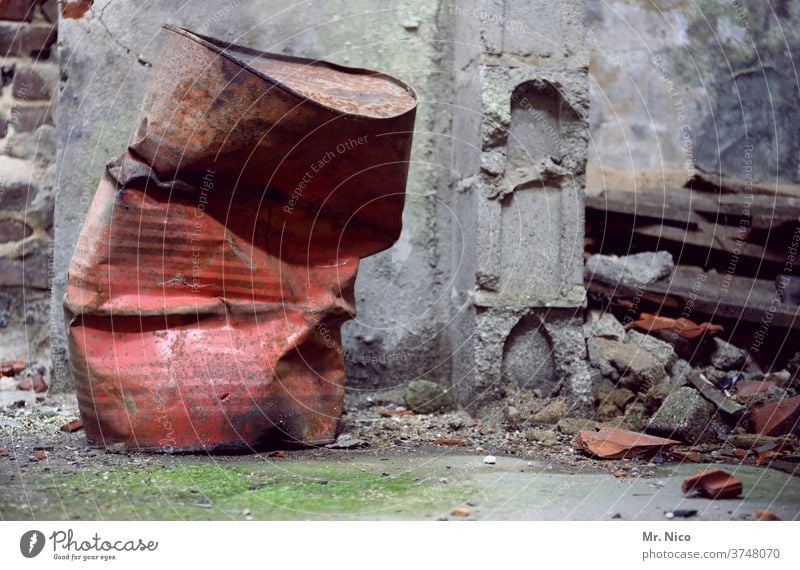 Das Foto kannste in die Tonne kloppen Fass Müll entsorgen Recycling Umweltverschmutzung dreckig Ruine Bauschutt Baustelle kaputt Abriss Abrissgebäude Zerstörung