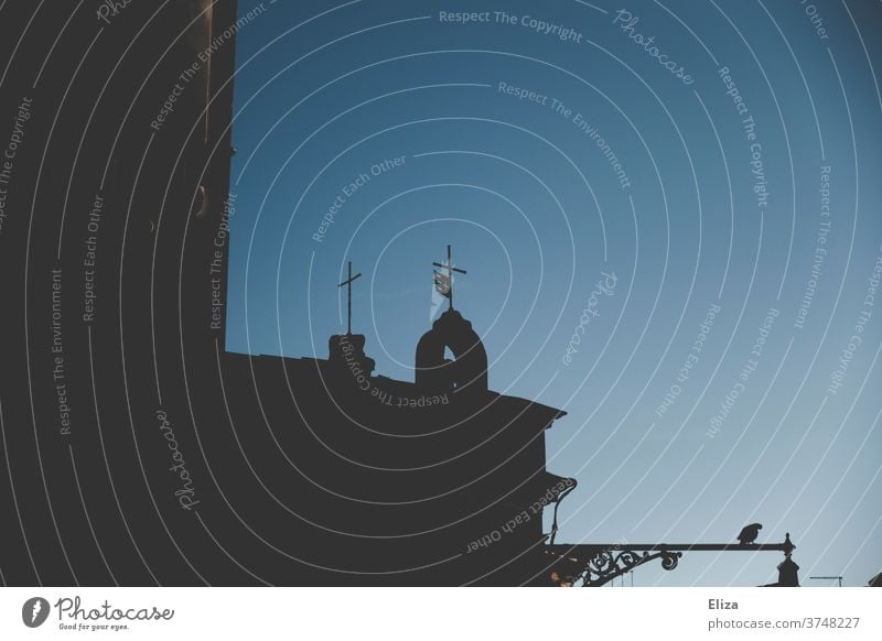 Zwei Kreuze im Schatten Kruzifix Glaube Kirche Gebäude dunkel Blauer Himmel Christliches Kreuz Religion & Glaube Gotteshaus blau