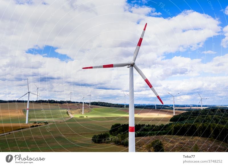 einige Windräder auf dem Land in der Luft Windrad von oben Windräder von oben Windkraftanlage Windturbinen bewölkter Himmel Wolken Ökostrom Windenergie