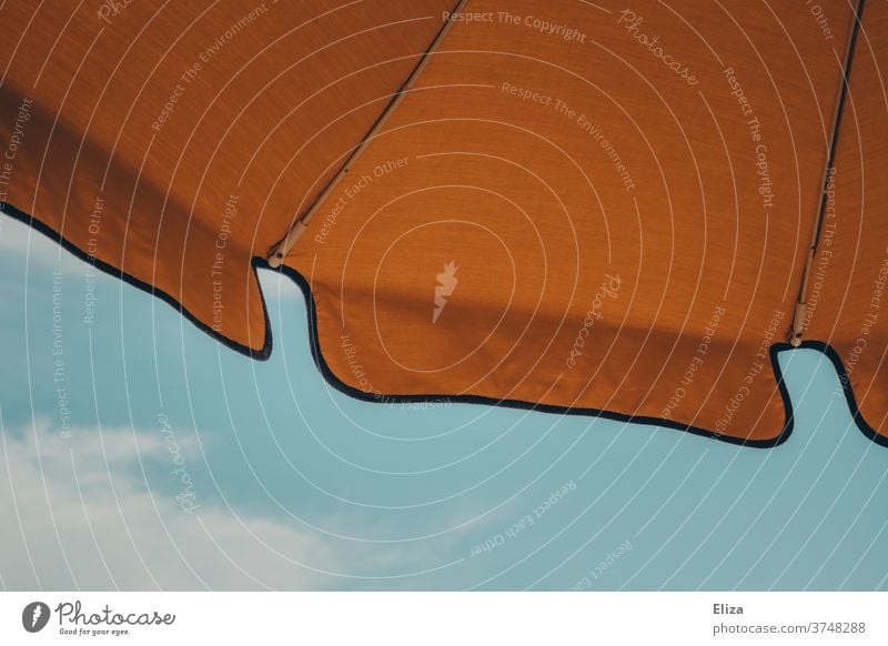 Gelber Sonnenschirm vor blauem Himmel. Sommer und Urlaub. gelb Sommerurlaub Sonnenschutz blauer Himmel Ferien & Urlaub & Reisen Erholung Schönes Wetter