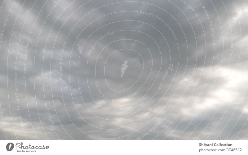 Ein schöner Blick auf bedrohliche Gewitterwolken im Himmelshintergrund. Natur- und Umweltkonzepte. Sommer wolkig Wolkenlandschaft dramatisch stürmisch Unwetter