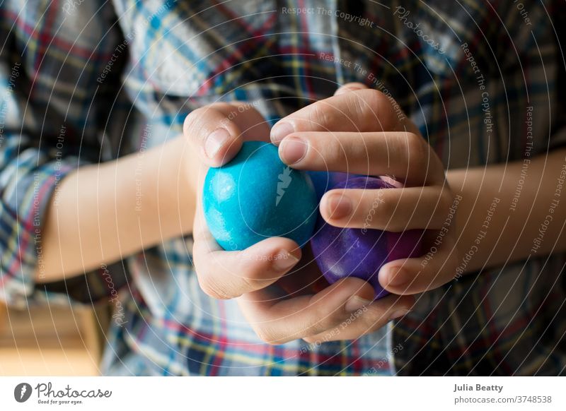 Kind trägt kariertes Hemd mit mehrfarbigen Ostereiern Ostern Frühling Dekoration & Verzierung Feste & Feiern Tradition Plaid Hände Eier Fingernägel Beteiligung