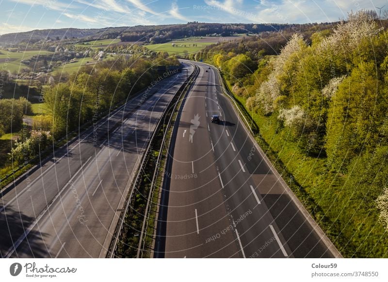 Autobahn-Landschaft Deutschland reisen Geschwindigkeit Fahrzeug PKW Straße Verkehr Bewegung Asphalt Laufwerk Himmel Fernstraße Transport Europa blau Lastwagen