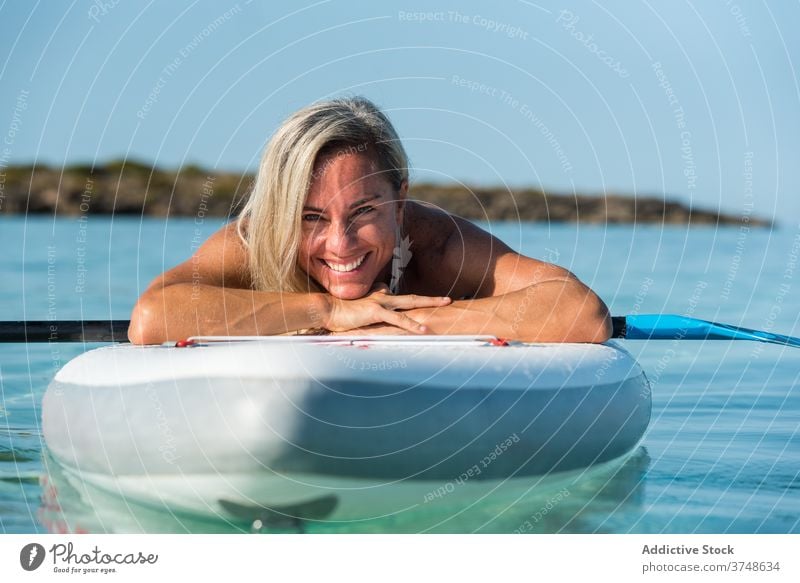 Fröhliche Frau entspannt auf Paddleboard im Meer Paddelbrett Surfer MEER Sommer Surfbrett sich[Akk] entspannen ruhen Training Lügen Wasser Zusatzplatine passen