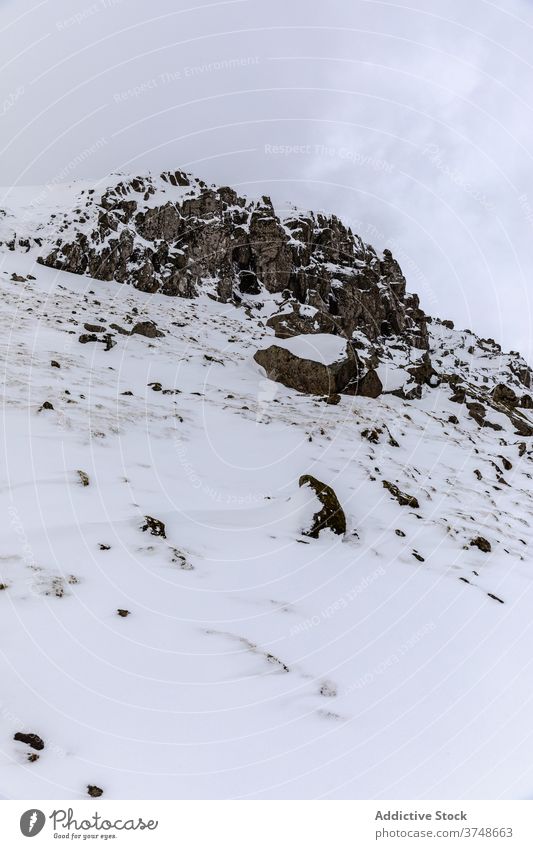 Verschneite Berge an einem Wintertag Berge u. Gebirge Schnee kalt Natur Landschaft malerisch Himmel Kamm grau weiß Wetter Hügel ruhig Umwelt Ausflugsziel Felsen