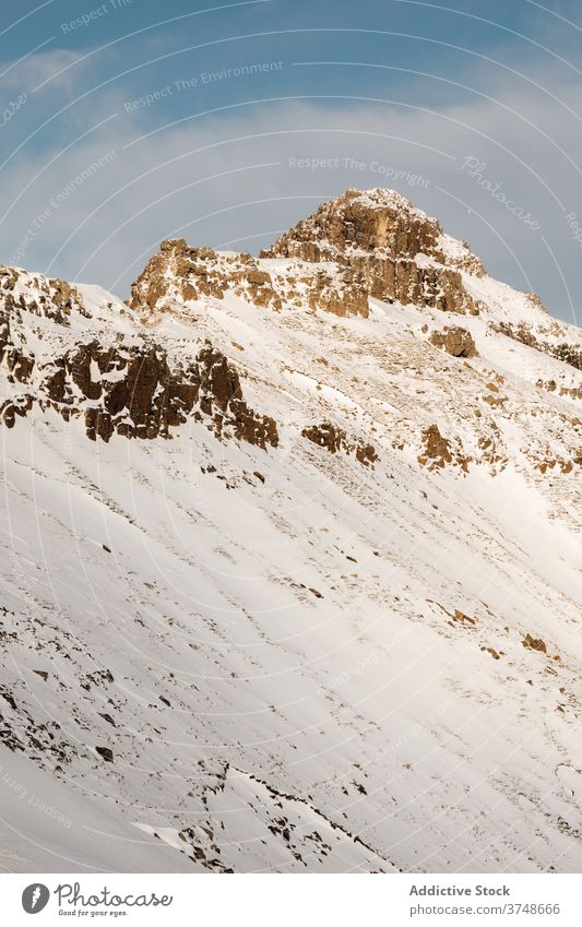 Verschneite Berge an einem Wintertag Berge u. Gebirge Schnee kalt Natur Landschaft malerisch Himmel Kamm grau weiß Wetter Hügel ruhig Umwelt Ausflugsziel Felsen