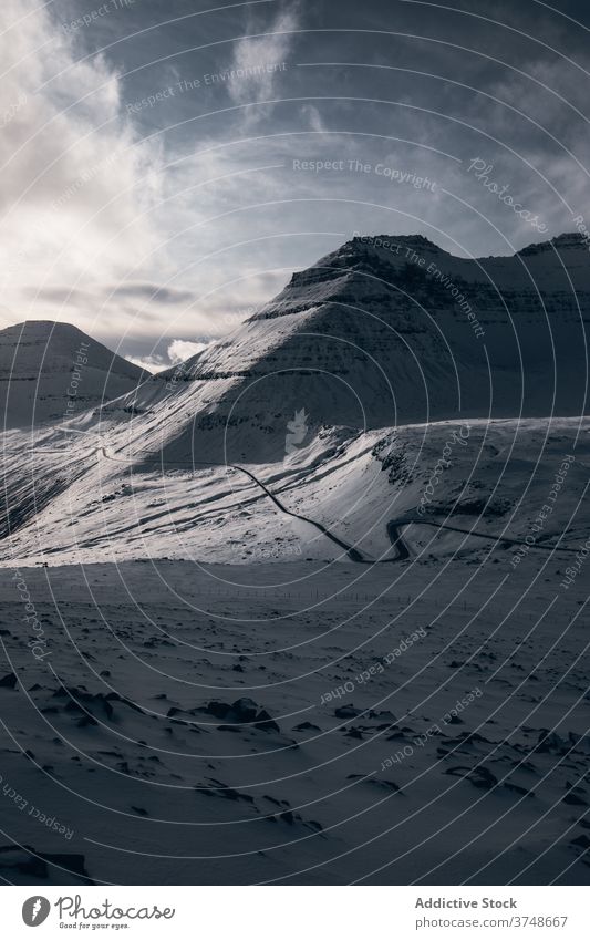 Verschneite Berge an einem Wintertag Berge u. Gebirge Schnee kalt Natur Landschaft malerisch Himmel Kamm grau weiß Wetter Hügel ruhig Umwelt Ausflugsziel Felsen