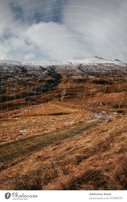 Kleines Haus in den Bergen auf den Färöer Inseln Berge u. Gebirge Winter Schnee Fluss Saison kalt Kabine wohnbedingt Färöer-Inseln Landschaft atemberaubend