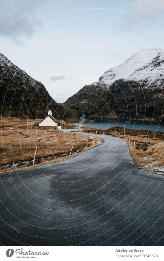 Kleine Hütte Holzhaus in den Bergen auf den Färöer Inseln Berge u. Gebirge Dorf Wohnsiedlung Winter Schnee Fluss Saison kalt Haus wohnbedingt Färöer-Inseln