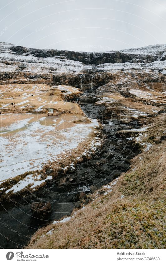 Kalter Bach in verschneiter Landschaft Schnee Wasser Winter kalt bedeckt Himmel Berge u. Gebirge Natur malerisch cool fließen Kamm Umwelt Ambitus färöer Insel