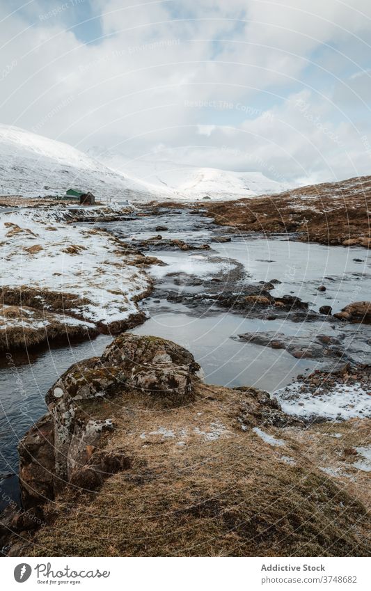 Erstaunliche Aussicht auf die Berge der Färöer Inseln Berge u. Gebirge Fluss Schnee Winter Landschaft spektakulär wolkig Saison kalt Ambitus Färöer-Inseln