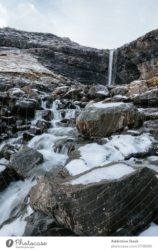 Kalter Bach in verschneiter Landschaft Schnee Wasser Winter kalt bedeckt Himmel Berge u. Gebirge Natur malerisch cool fließen Kamm Umwelt Ambitus färöer Insel