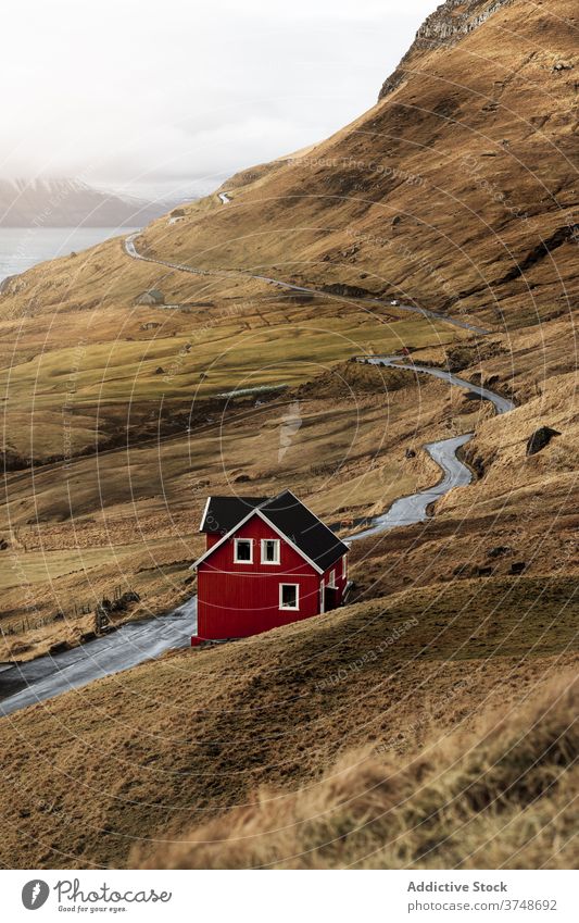 Landstraße und Haus am Meeresufer Straße Cottage Landschaft MEER Ufer Wolken Himmel Färöer-Inseln ländlich Natur malerisch Gebäude Hütte Bruchbude Küste reisen