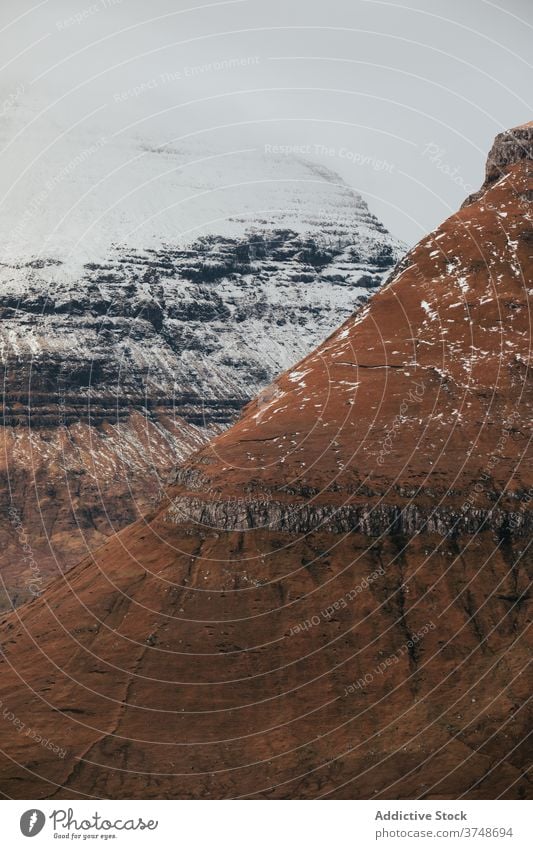 Verschneite Berge an einem Wintertag Berge u. Gebirge Schnee kalt Natur Landschaft malerisch Himmel Kamm grau weiß Wetter Hügel ruhig Umwelt Ausflugsziel Felsen