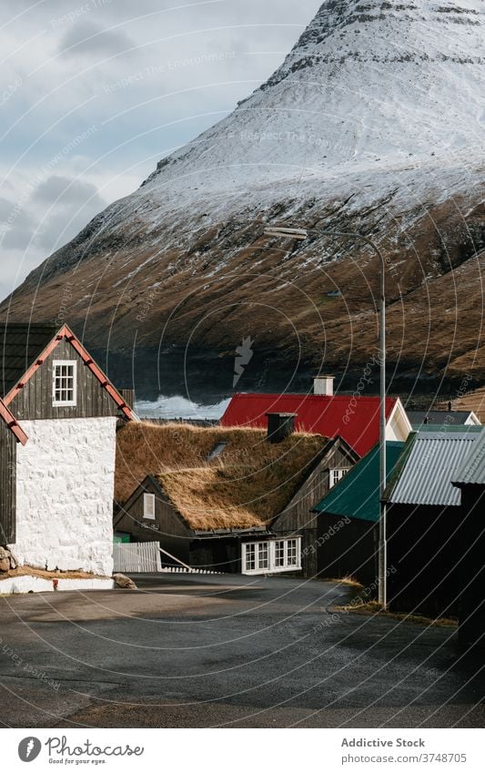 Holzhaus auf Färöer Inseln auf Berg Dorf Häuser Winter kalt Berge nordisch Färöer-Inseln reisen Küstenstreifen Urlaub berühmter Ort Tourismus