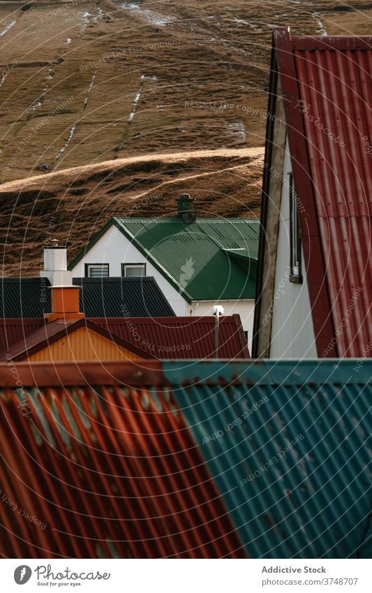 Holzhaus auf Färöer Inseln auf Berg Dorf Häuser Winter kalt Berge nordisch Färöer-Inseln reisen Küstenstreifen Urlaub berühmter Ort Tourismus