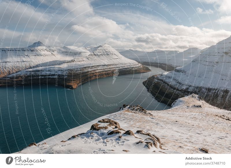 Felsenklippe in Meeresnähe auf den Färöer Inseln Klippe MEER Meereslandschaft Winter Schnee Saison kalt steil Gelände Färöer-Inseln felsig Landschaft